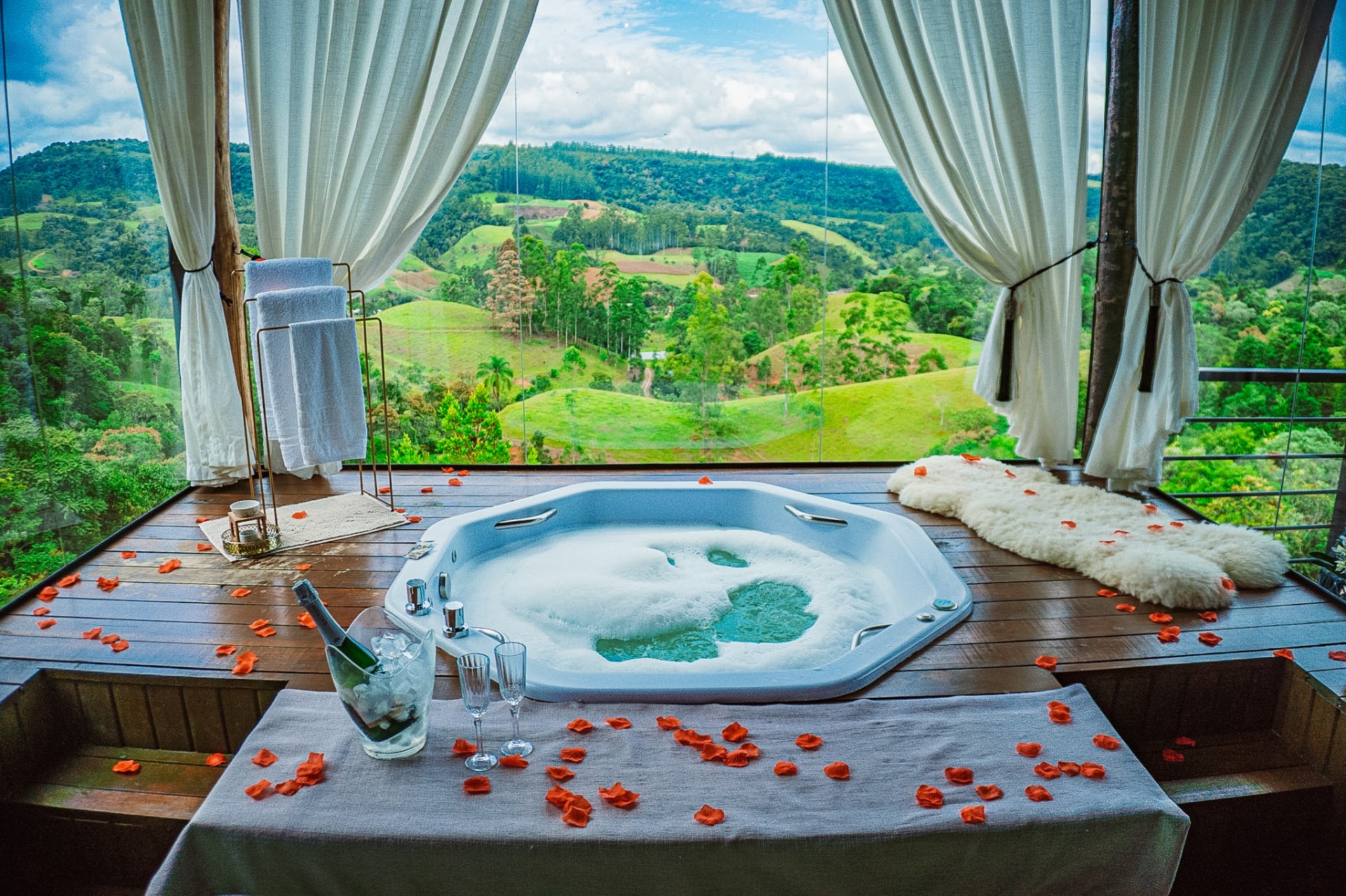 Cabanas Nereu — vista da cabana com banheira de hidromassagem